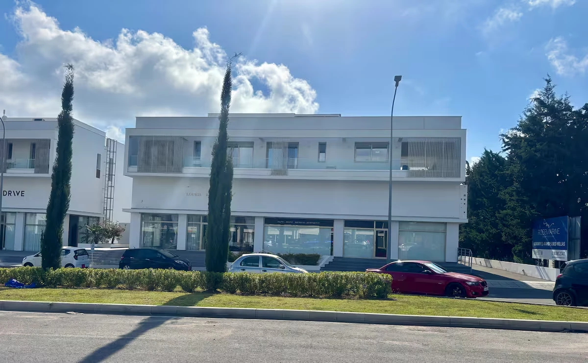 Das Rosemarine-Gebäude in Kissonerga mit dem Studio im Erdgeschoss